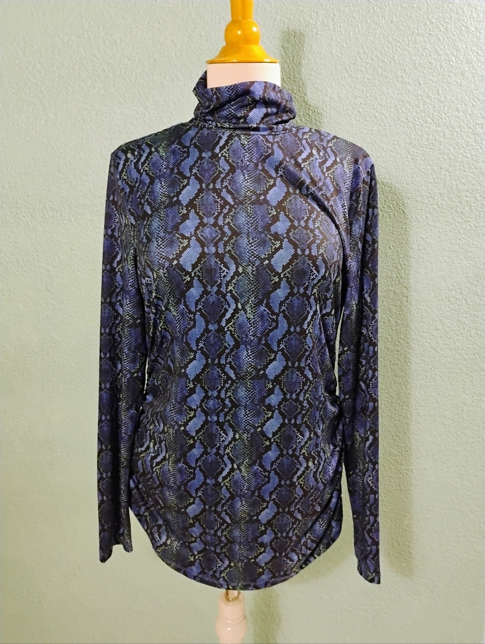 Boston Proper Sz L Blue Snake Print Long Sleeve Stretch Top